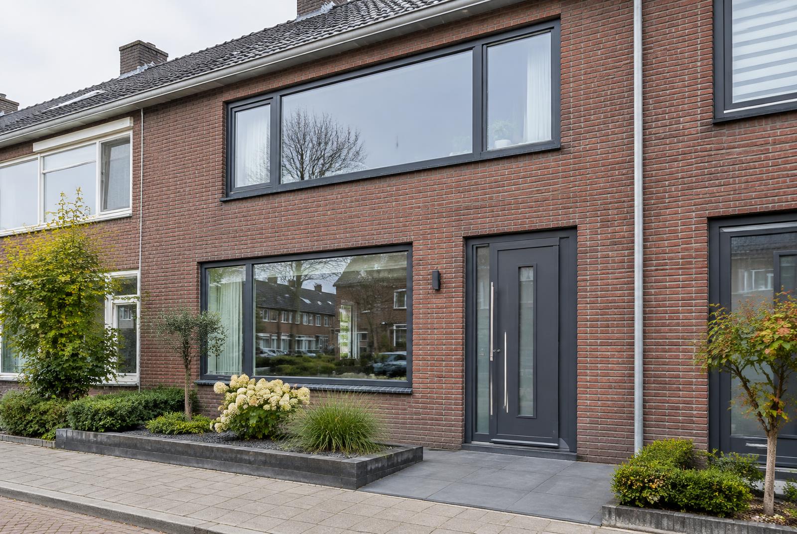 Nederlandse woning met nieuwe antraciete kunststof kozijnen en voordeur